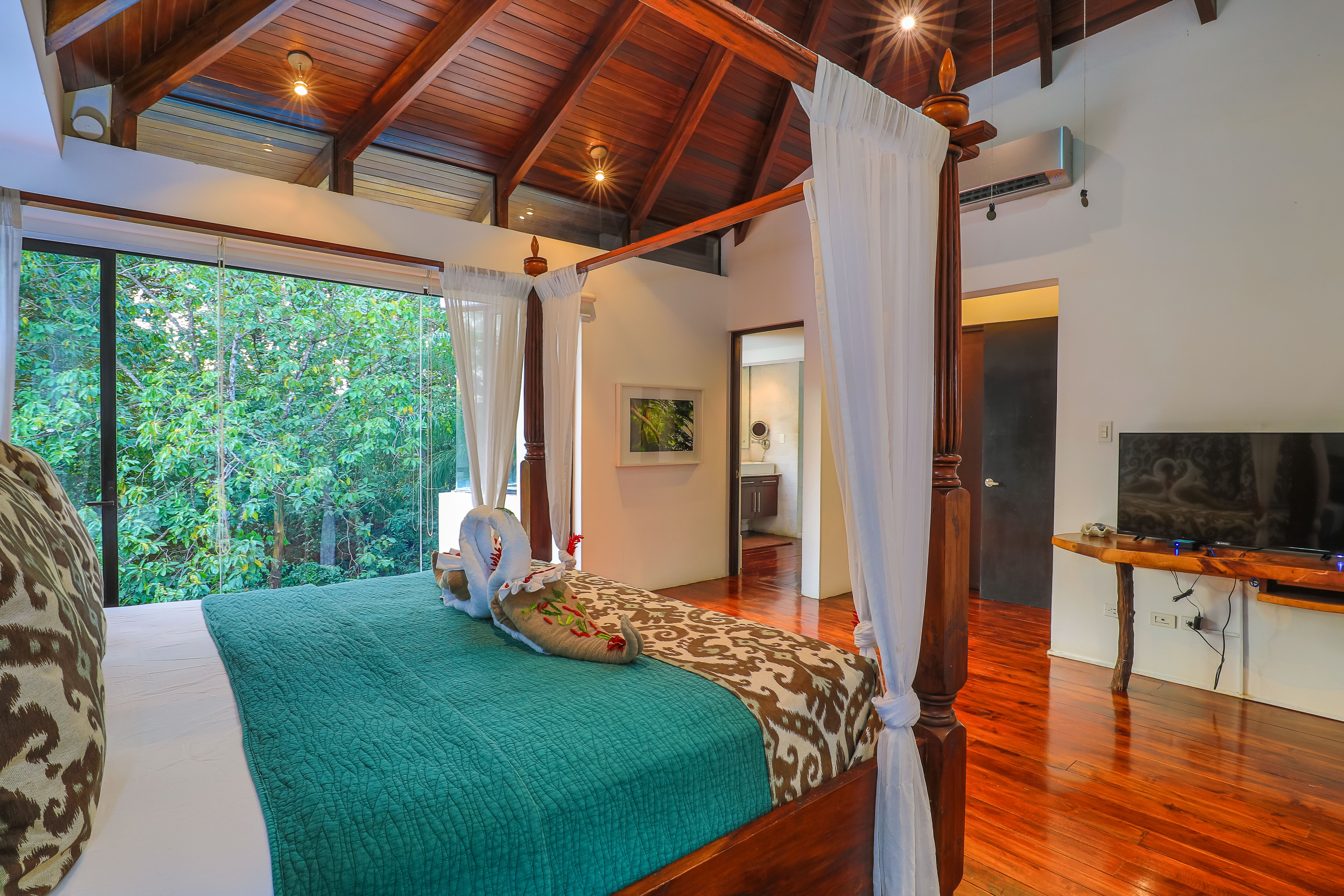 Villa Mariana (Full Estate)